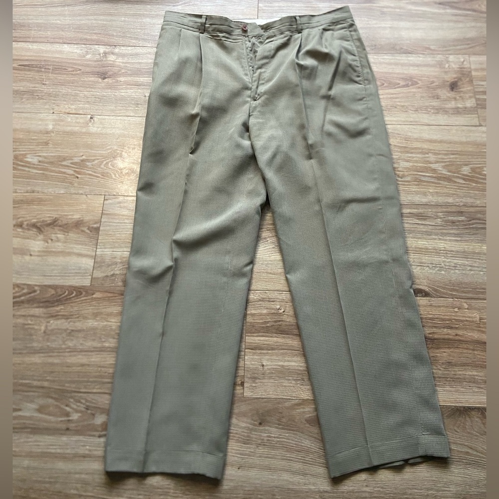 Claiborne Men's Khaki Chinos pants